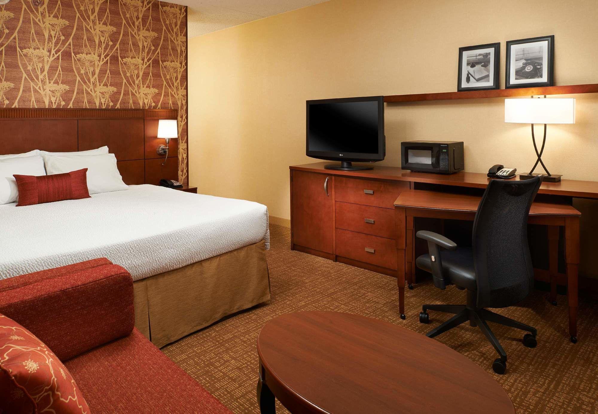 คอร์ทยาร์ด อินเดียนาโพลิส แคสเซิลตัน Hotel ภายนอก รูปภาพ