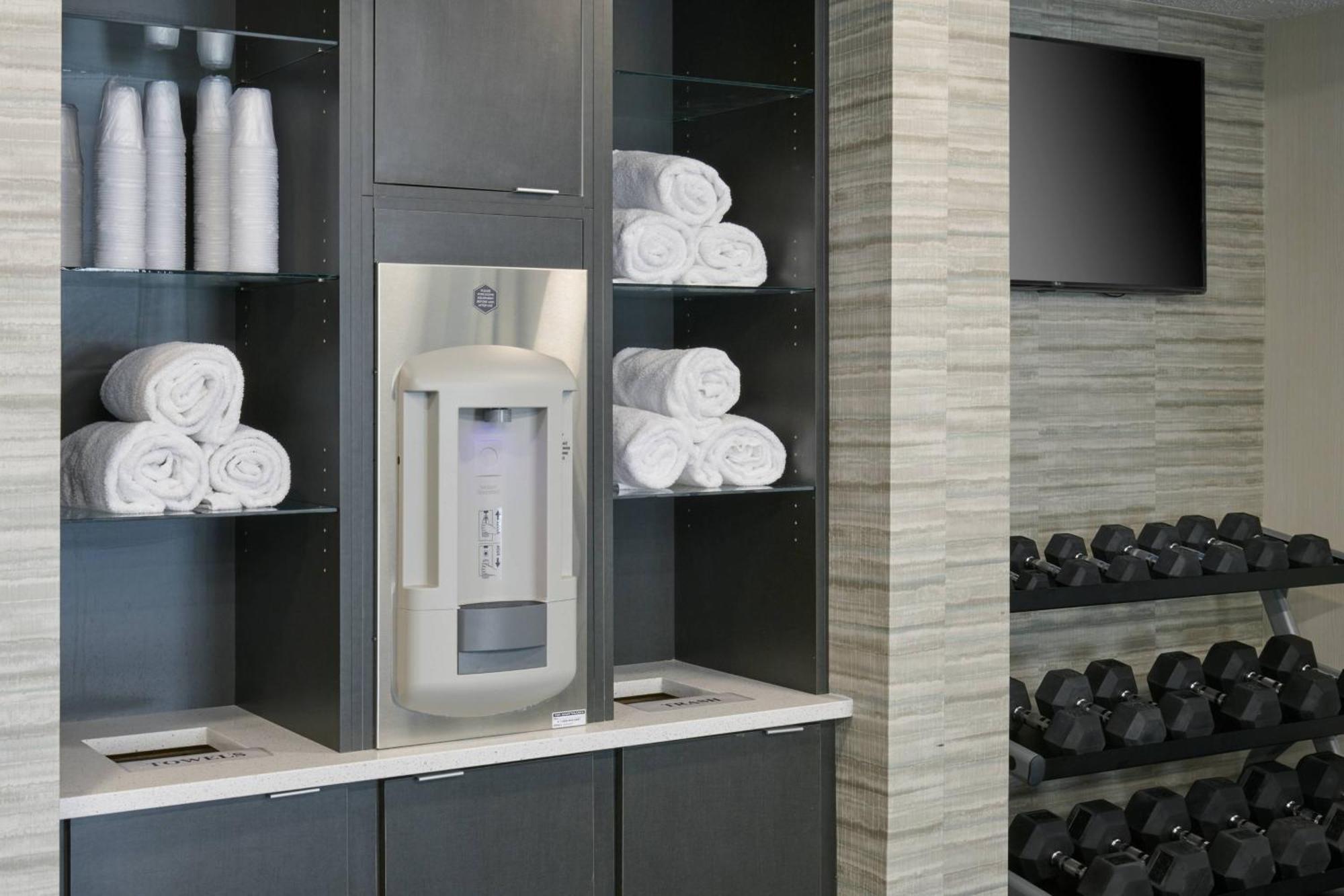คอร์ทยาร์ด อินเดียนาโพลิส แคสเซิลตัน Hotel ภายนอก รูปภาพ